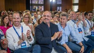 El presidente del Partido Popular, Alberto Núñez Feijóo, junto al presidente del PP de Catalunya, Alejandro Fernández, y el nuevo secretario general del PP de Catalunya, Juan Fernández, durante el Congreso del PP de Catalunya. Barcelona, a 27 de junio de 2026. AUTOR: MANU MITRU | EPC