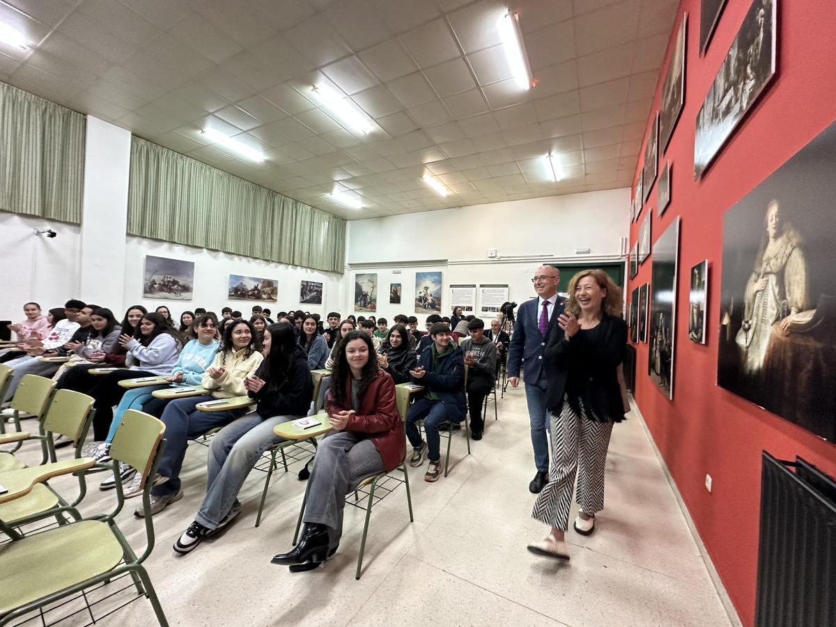 La presidenta del Congreso, Francina Armengol, entrando en el salón de actos del instituto acompañada del coordinador del Foro, Luis Feipe Fernández.