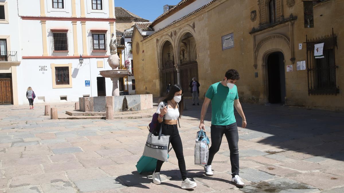 Turistas con maletas en la plaza del Potro.