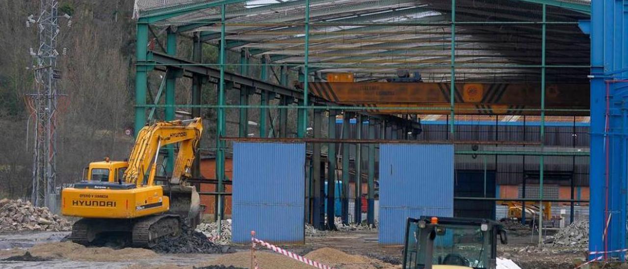 Las máquinas trabajan en la construcción de una de las nuevas naves de Felguera Rail.