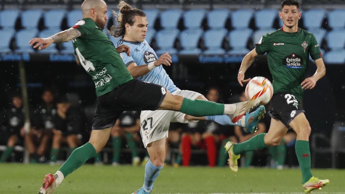 Miguel Rodríguez, del Celta B, dispara a puerta ante la oposición del ferrolano Jon García, durante el partido de ayer. // RICARDO GROBAS