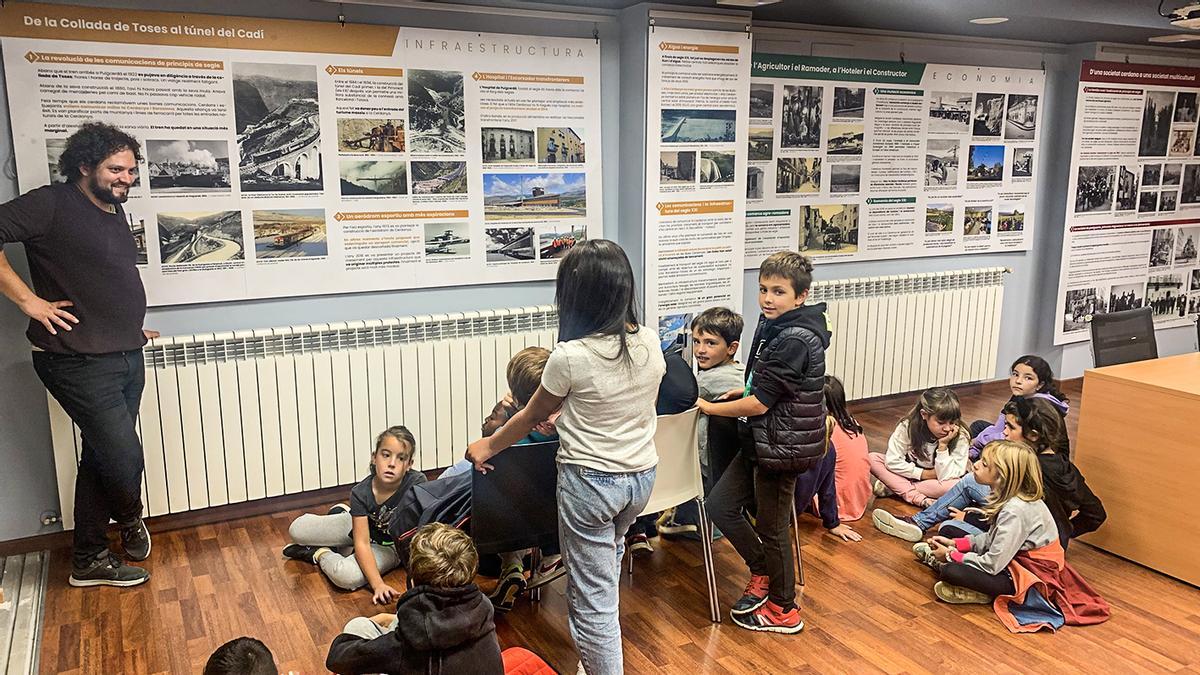 Una de les visites escolars que ja ha acollit l&#039;exposició sobre l&#039;evolució de la Cerdanya