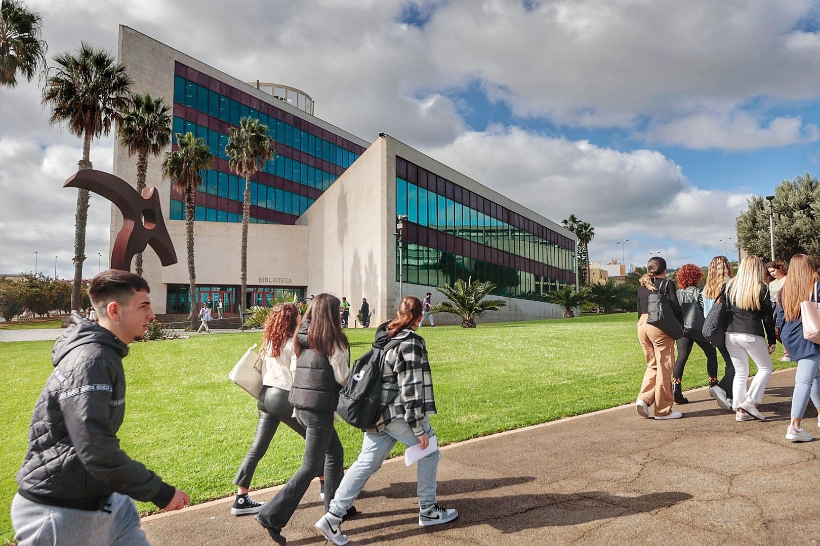 Decenas de alumnos en el Aulario General del Campus Guajara