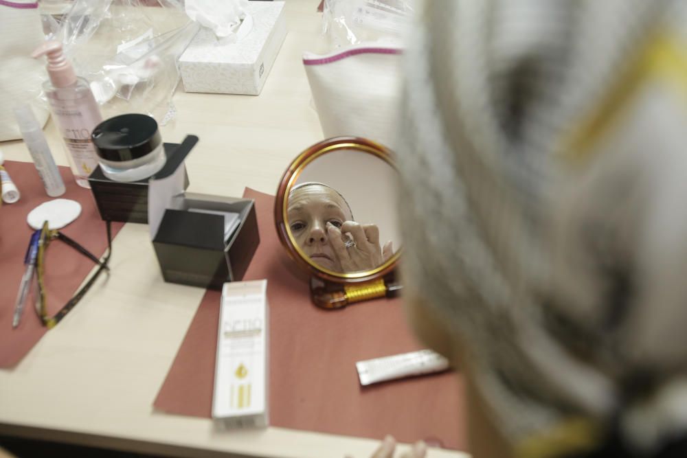 Un taller en el Hospital de Sant Joan enseña a pacientes oncológicas cómo maquillarse
