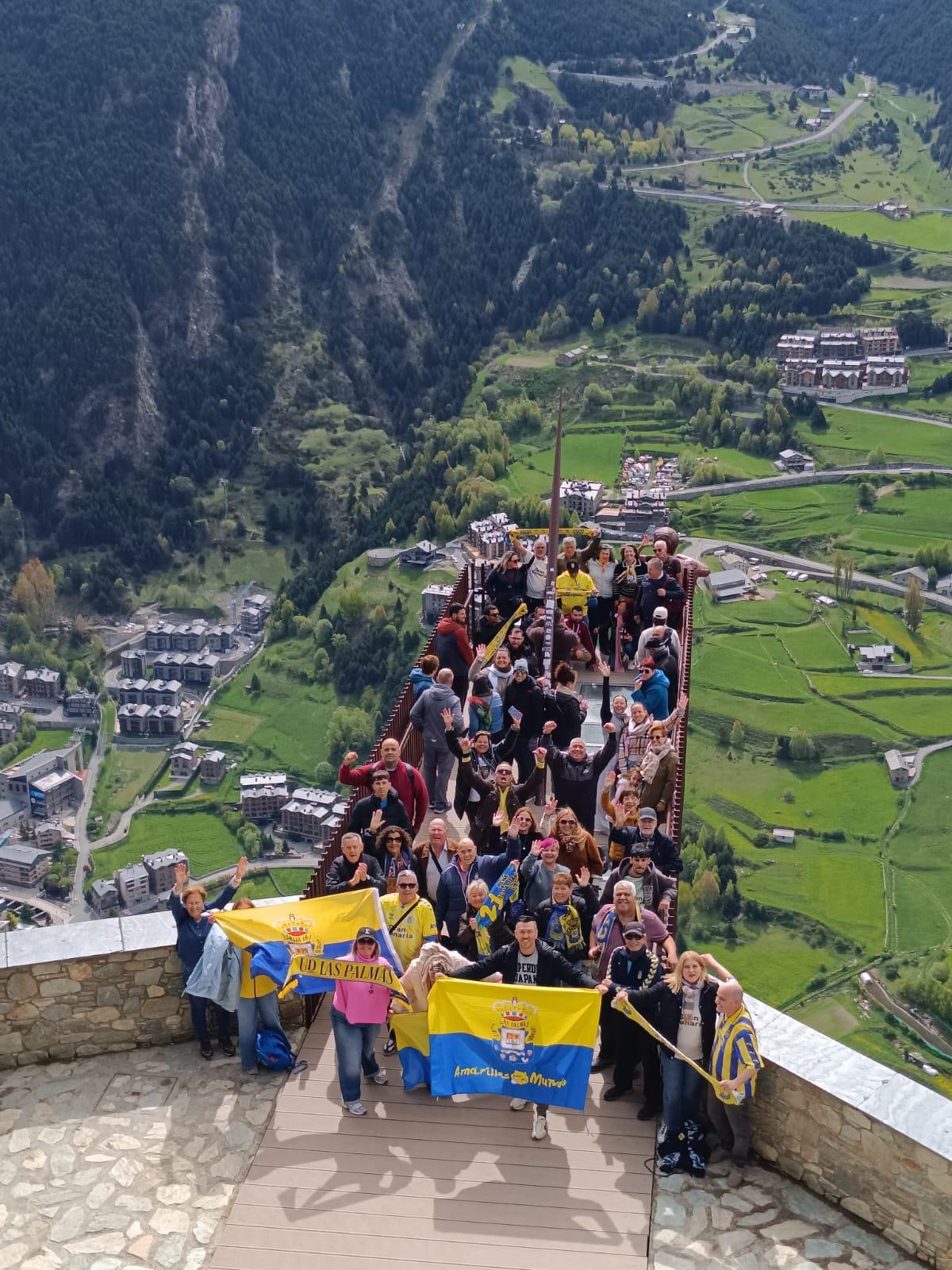 La marea amarilla se retrata en el Mirador Roc del Quer, esta mañana, en la previa al pulso del Nacional.
