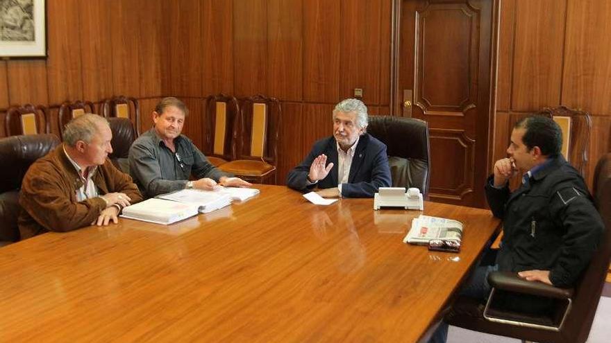 Reunión de la Comisión del Agua de Punxín con Rosendo Fernández.  // J. Regal