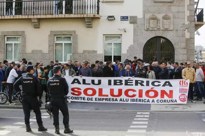 Los trabajadores de Alu Ibérica denuncian que están “abandonados a su suerte”