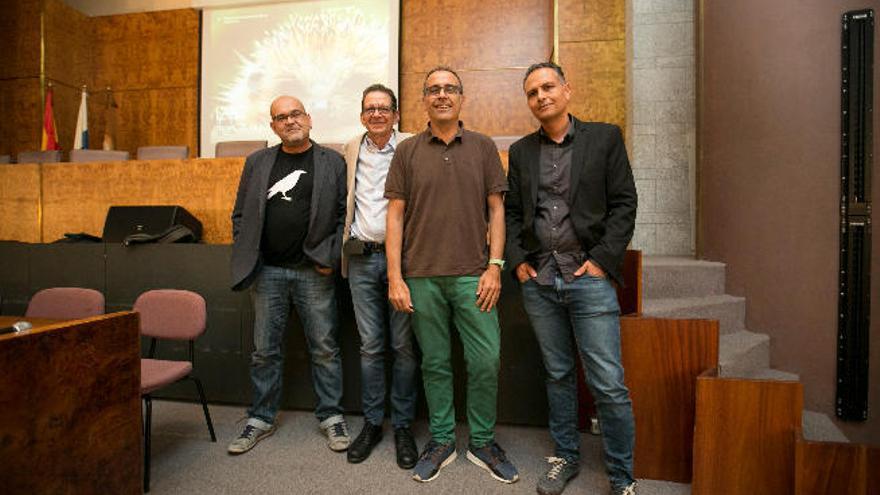 De izquierda a derecha Alexis Ravelo, Emilio González Déniz, José Luis Correa y Santiago Gil, en el Salón de Actos del Campus de Humanidades.