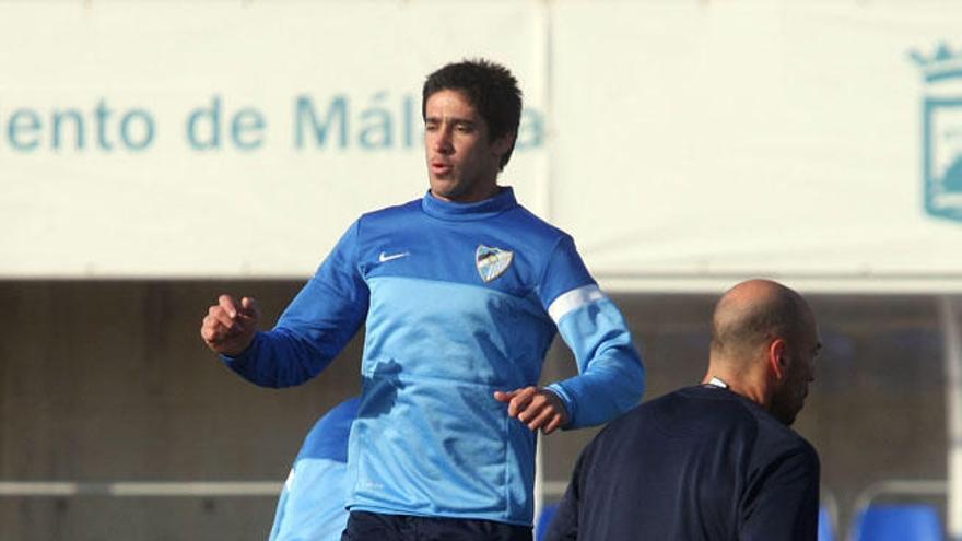 La plantilla malaguista acogió con los brazos abiertos a Pablo Pérez, que se ejercitó como uno más.