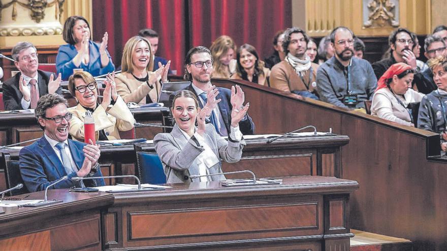 El conseller de Hacienda, Antoni Costa, y la presidenta Marga Prohens, en primera línea en el Parlament. | B. RAMON