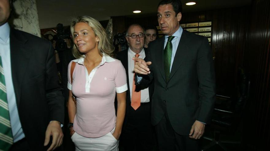 Elvira Suanzes y Eduardo Zaplana en una imagen de 2006, el día que el expresidente dio una rueda de prensa para negar el cobro de comisiones en Terra Mítica.