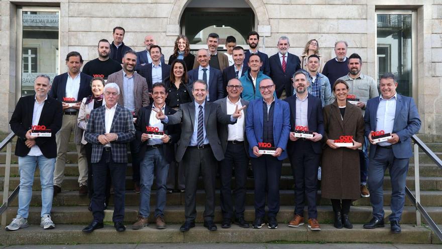 Abel Caballero y los representantes de las firmas reconocidas posan en las escaleras del MARCO.