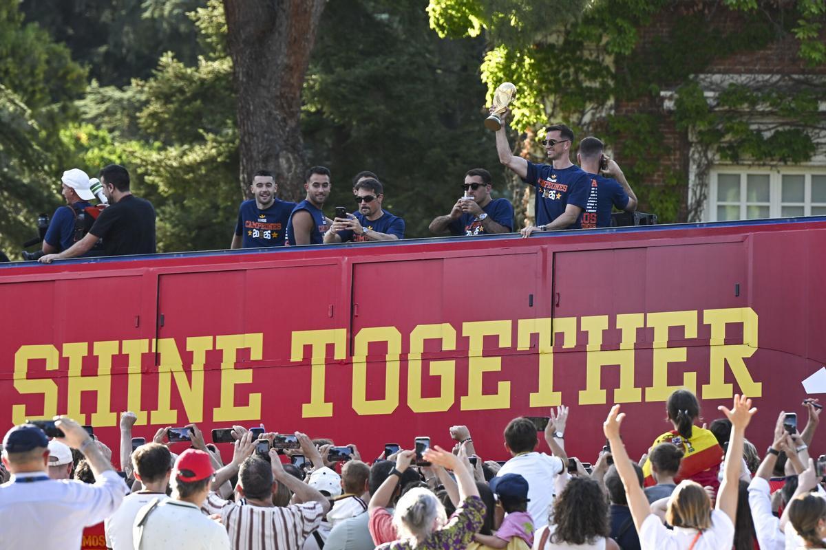 Los jugadores de la selección española recorren las calles de Madrid