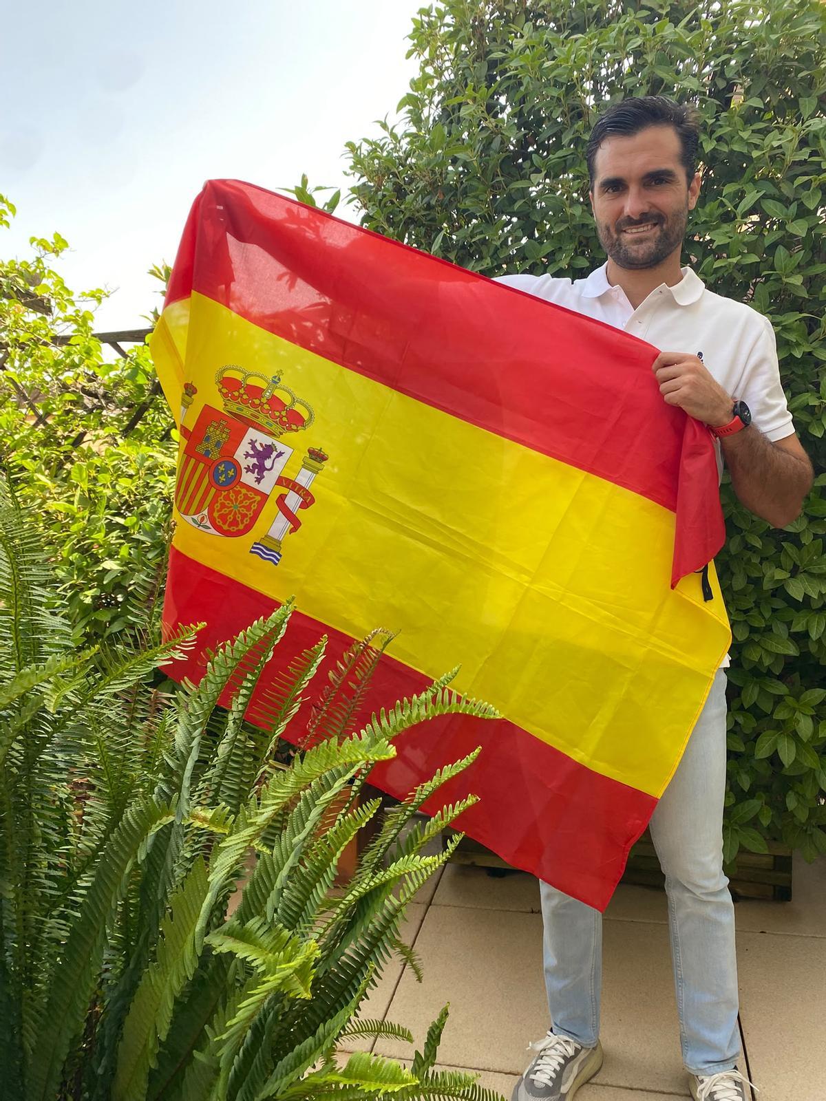Fran Cruz con la bandera de España apoyando la selección.