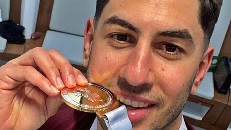 Ayoze Pérez, en el vestuario de Wembley, con la medalla de campeón. | | @LCFC