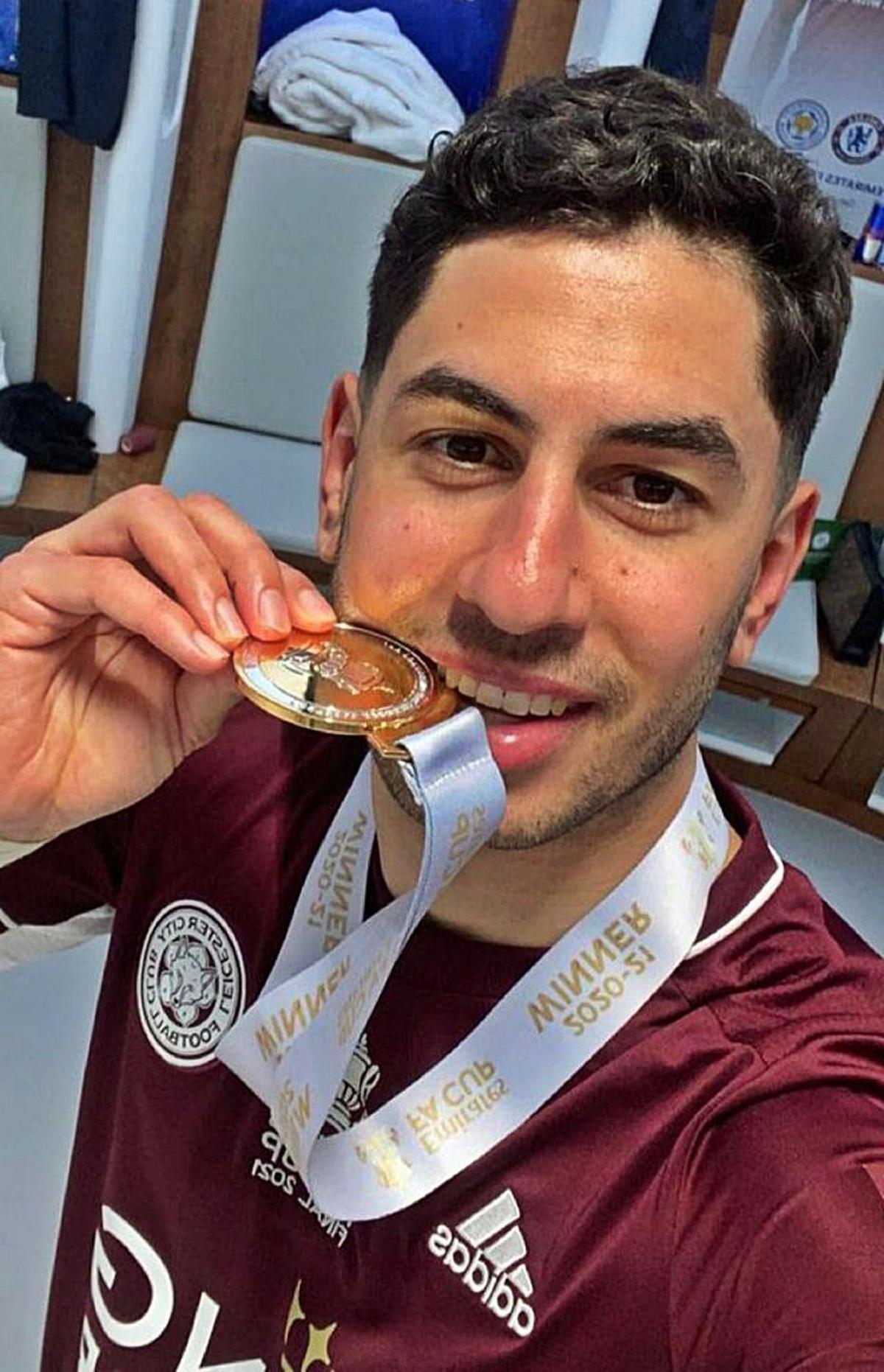 Ayoze Pérez, en el vestuario de Wembley, con la medalla de campeón. | | @LCFC