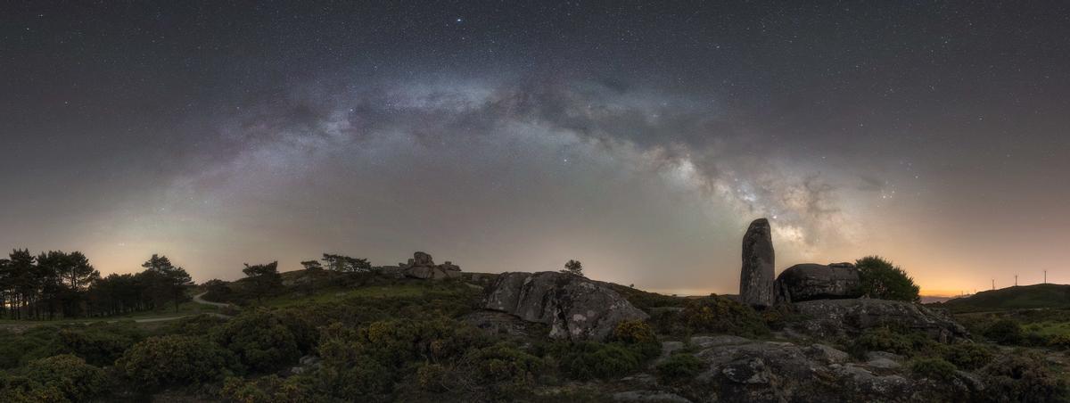 Panorámica sobre el Monte Seixo con la Vía Láctea.