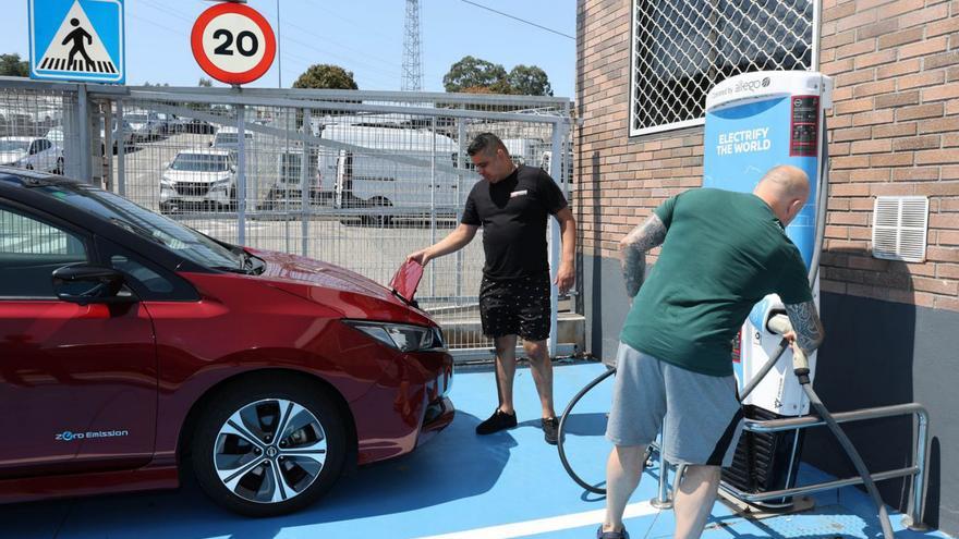 Un coche eléctrico recargándose en el concesionario de RoferVigo.