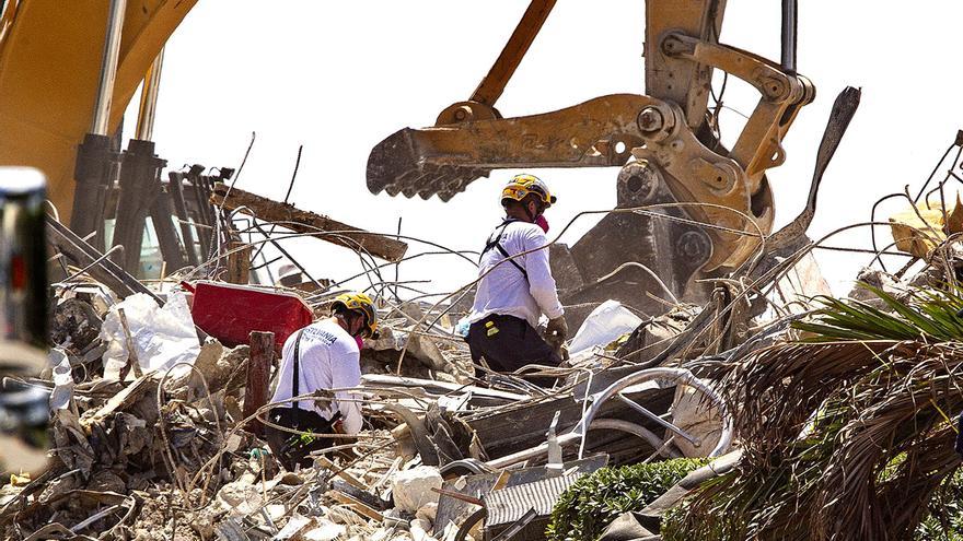 Trabajos de desescombro en el edificio derrumbado en Surfside.