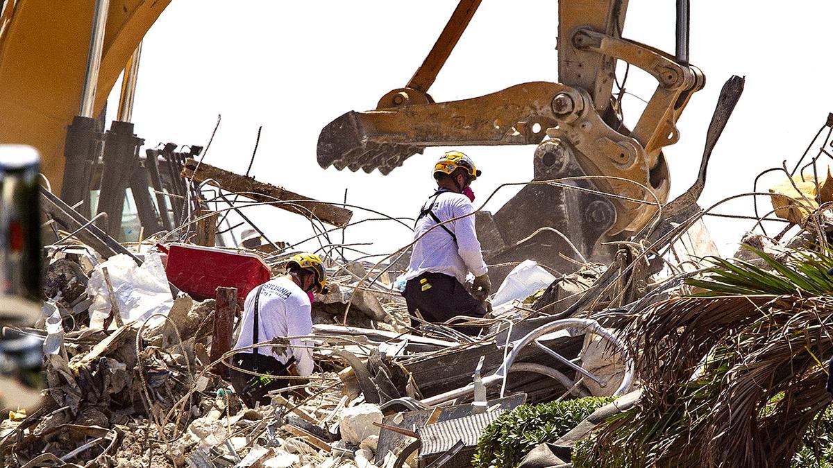 Trabajos de desescombro en el edificio derrumbado en Surfside.