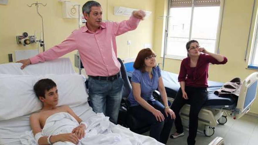 Breogán, con sus padres y su hermana Iris, ve en la tele del hospital la noticia de su &quot;aventura&quot;.  // Iñaki Osorio