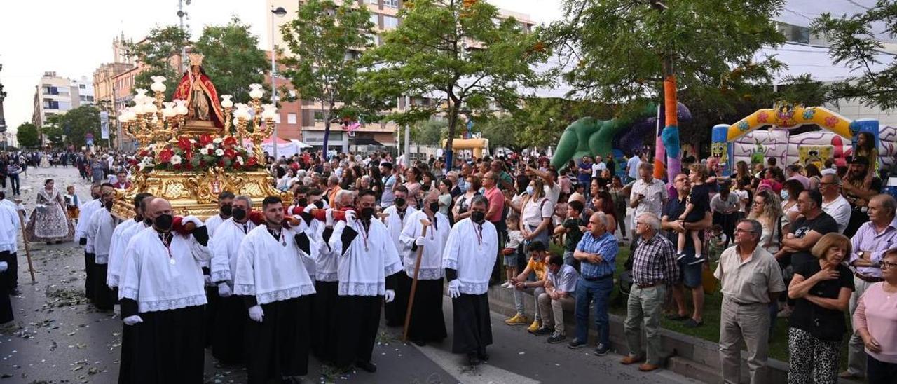 Almassora sale a las calles con fervor por el traslado y ofrenda a su patrona, Santa Quitèria