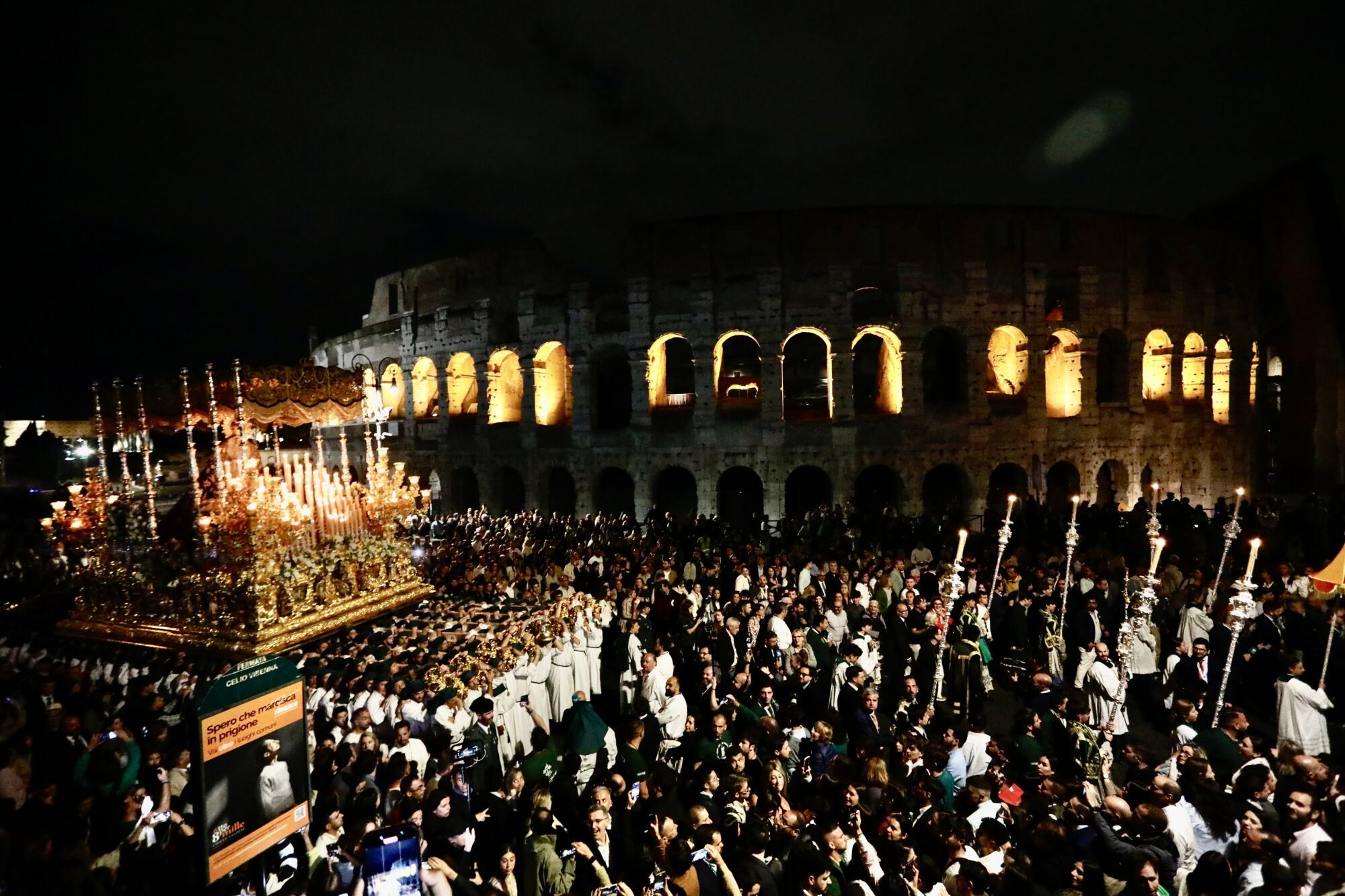 La Virgen de La Esperanza pasa junto al Coliseo por la noche durante la procesión del Jubileo 2025, en Roma