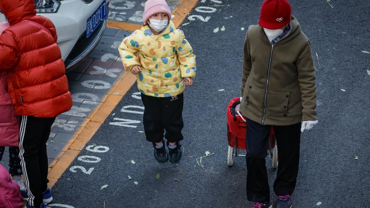 Las mascarillas se han vuelto a convertir en un elemento cotidiano en China debido al incremento de casos de neumonía infantil