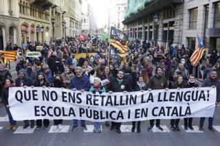 Miles de personas se manifiestan en Barcelona en defensa de la escuela en catalán