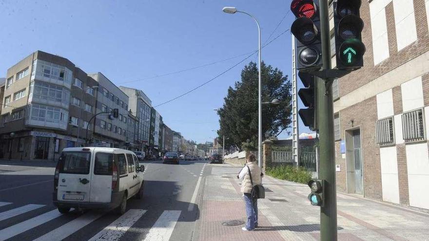 Una furgoneta circula por el tramo de la avenida Finisterre donde el Concello pretendía construir la rotonda.