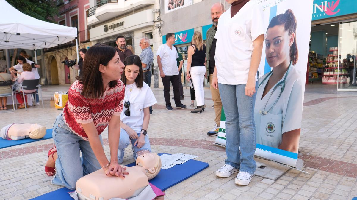 ELCHE. DEMOSTRACION DE REANIMACION RCP Y PREVENCION DE RIESGOS CARDIOVASCULARES ORGANIZADO POR EL CEU EN LA PLAZA DE BAIX, SALUD