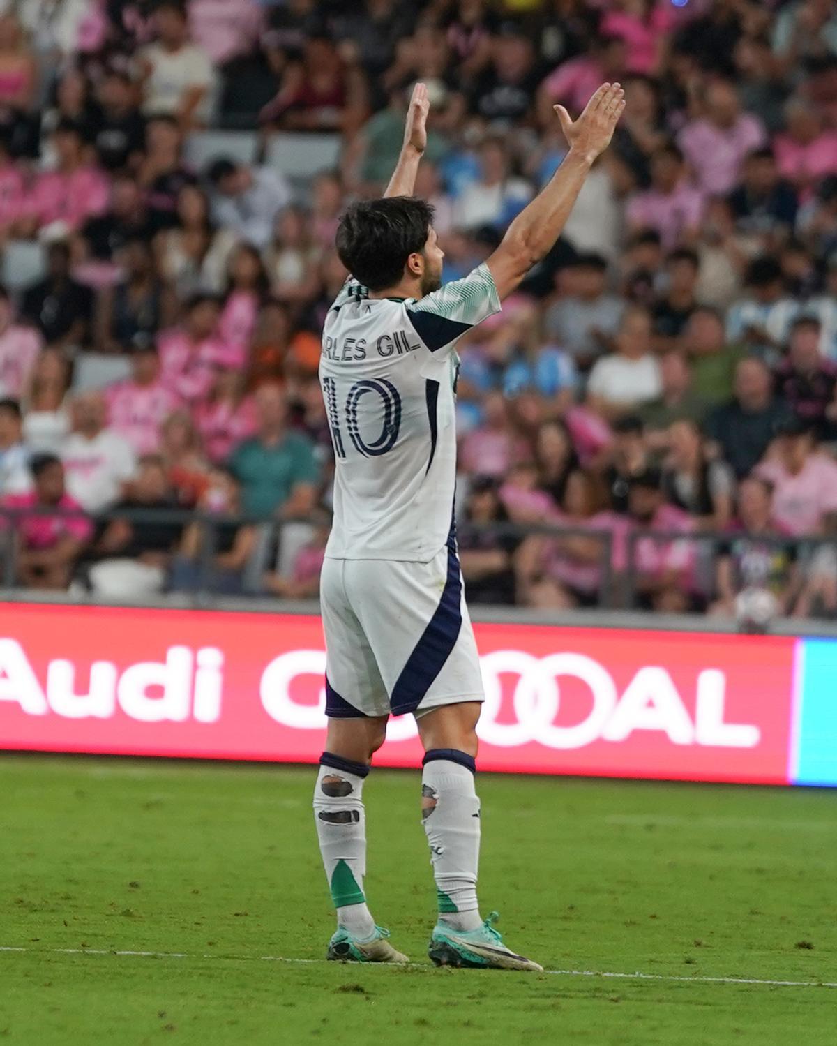 Carles Gil celebra su gol contra el Inter Miami de Leo Messi