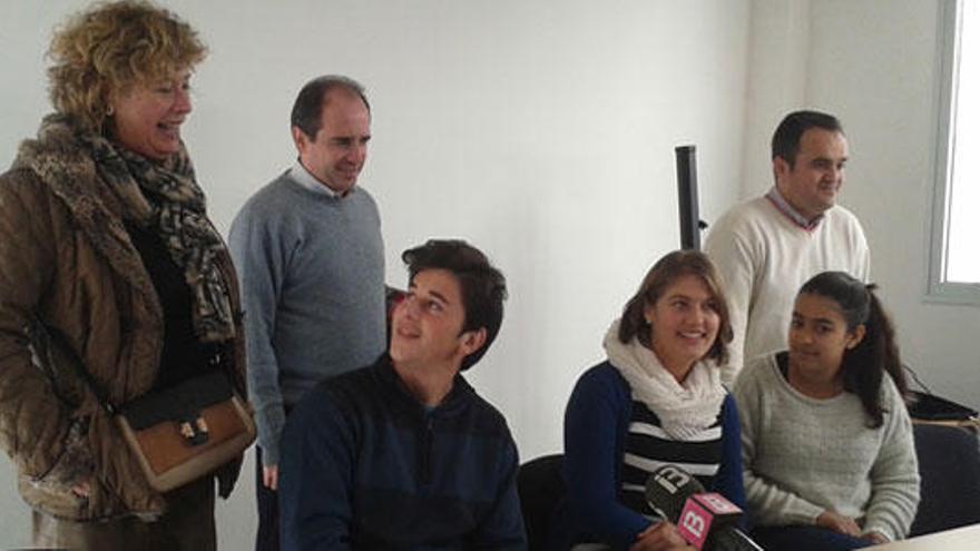 Belén Torres (izquierda), durante una visita al instituto Sa Serra.