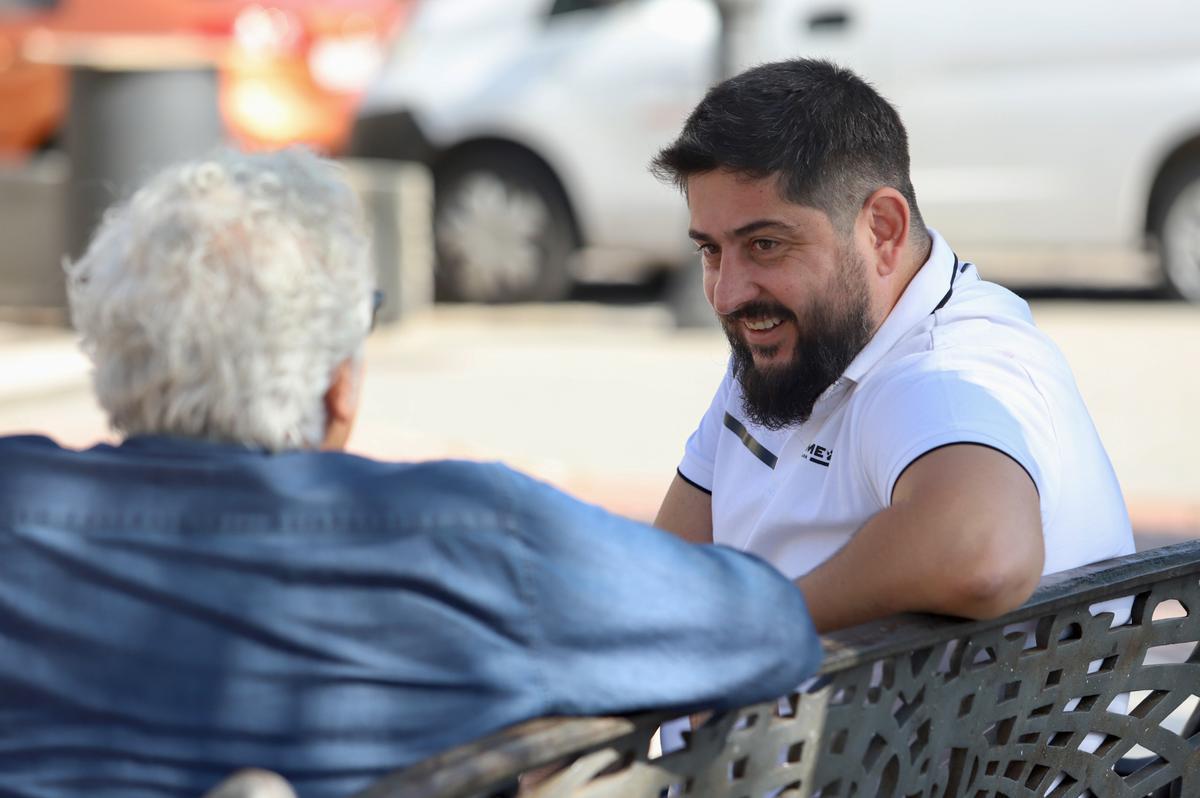 Josan González, entrenador del Córdoba Futsal Patrimonio de la Humanidad, en la plaza de Cañero.