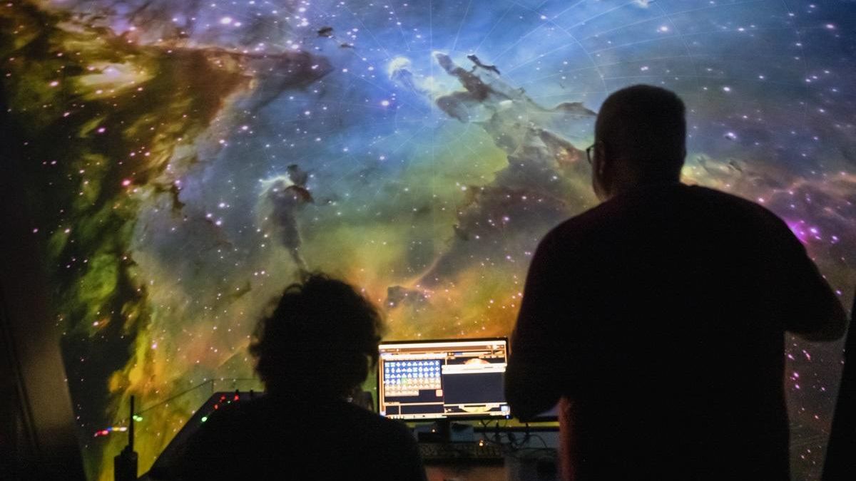L’Hemisfèric celebra, els dimarts i dijous, el planetari en directe ‘Les nocturnes d’estiu’