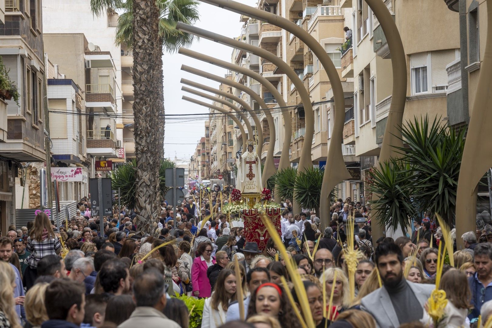 Bendición y procesión de Las Palmas en Torrevieja de Domingo de Ramos en la Semana Santa 2024