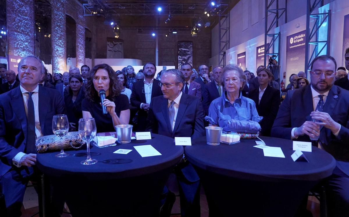 Jorge Azcón, presidente de Aragón; Isabel Ayuso, presidenta de la Comunidad de Madrid; Javier Moll, presidente de Prensa Ibérica; Arantza Sarasola, vicepresidenta de Prensa Ibérica, y Adrián Barbón, presidente del Principado de Asturias.