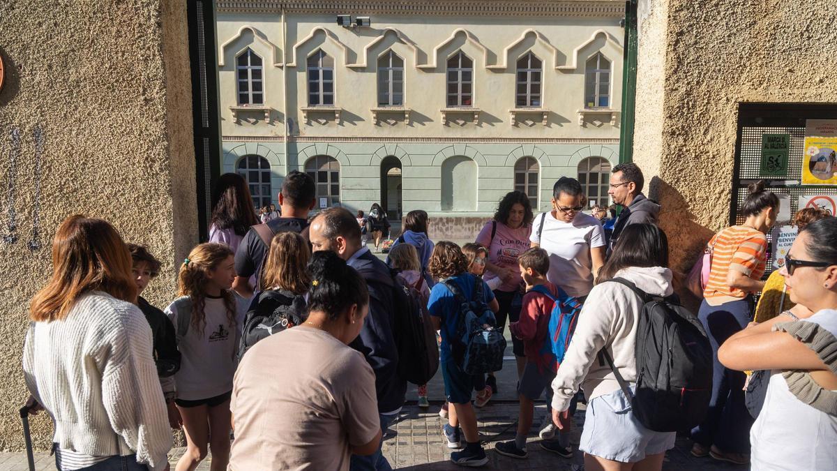 Entrada del colegio Cervantes, en València, durante uno de los días de huelga.