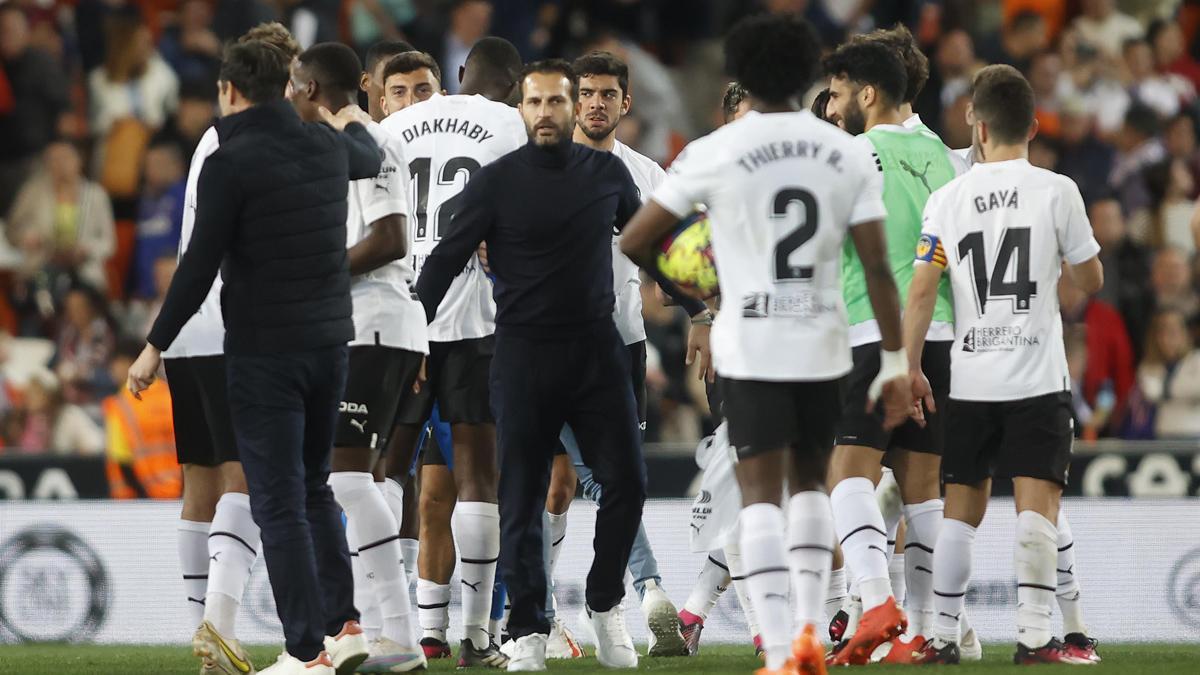 Baraja, saludando a sus jugadores tras la victoria del Valencia frente a Osasuna