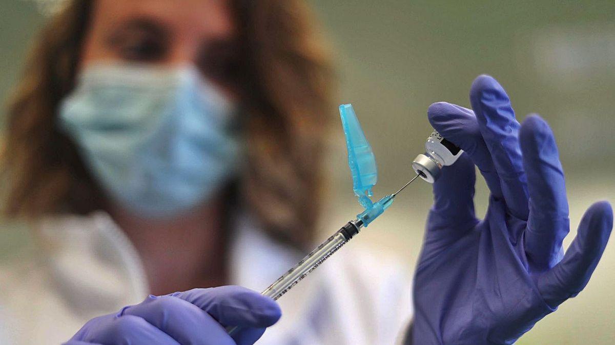 Una enfermera prepara la vacuna de la covid en el centro de salud de Burjassot, Valencia.