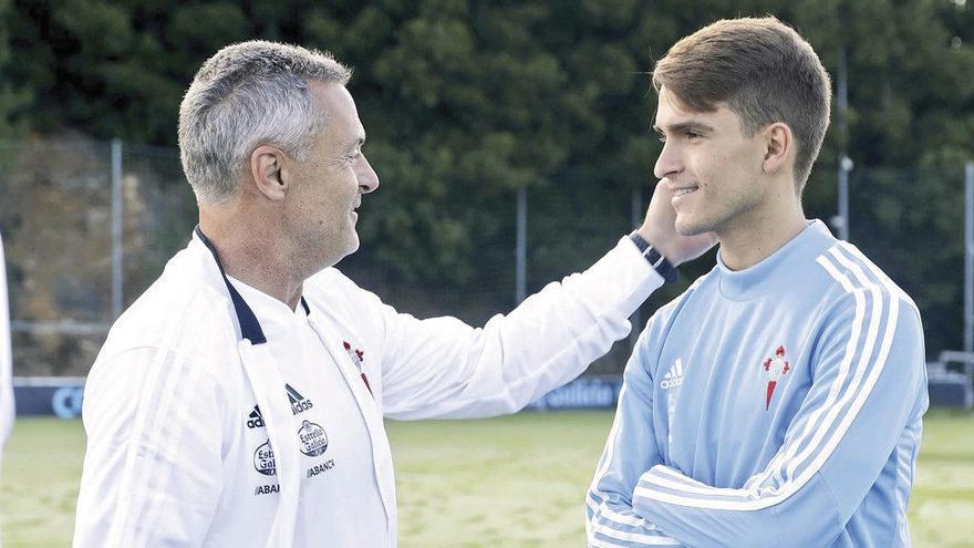 Fran Escribá saluda a Denis Suárez en su encuentro ayer en A Madroa. // R.C.Celta