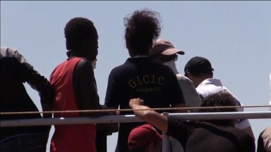 VÍDEO / Llegan a Italia casi 600 inmigrantes rescatados del Mediterráneo