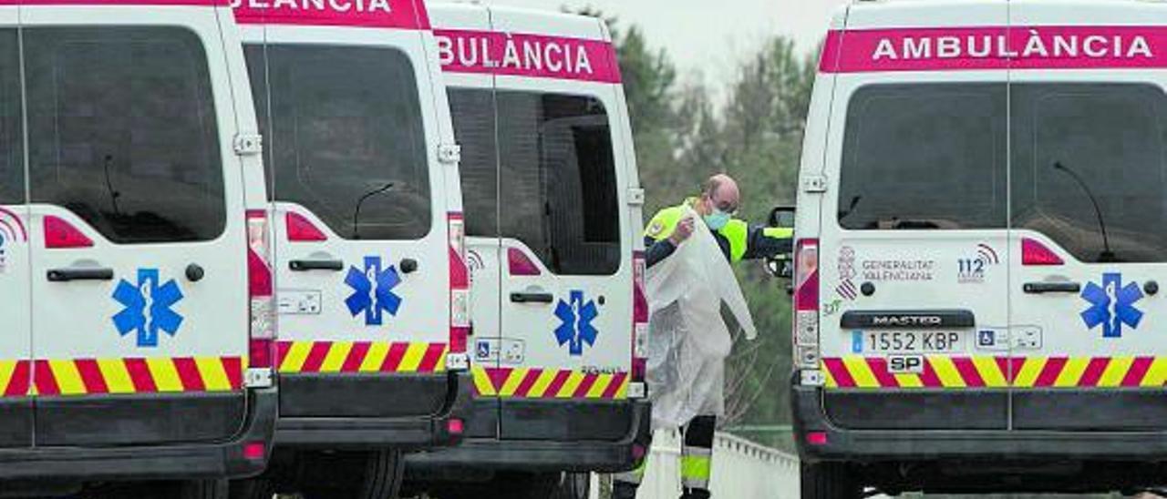 Imagen de archivo de ambulancias en el Hospital de Sagunt. | DANIEL TORTAJADA