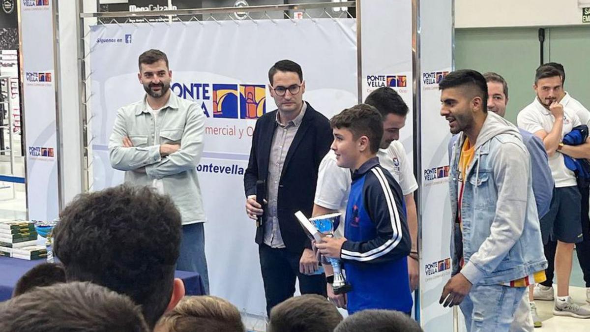 Algunos de los premiados, recogiendo sus trofeos. |  // FDV