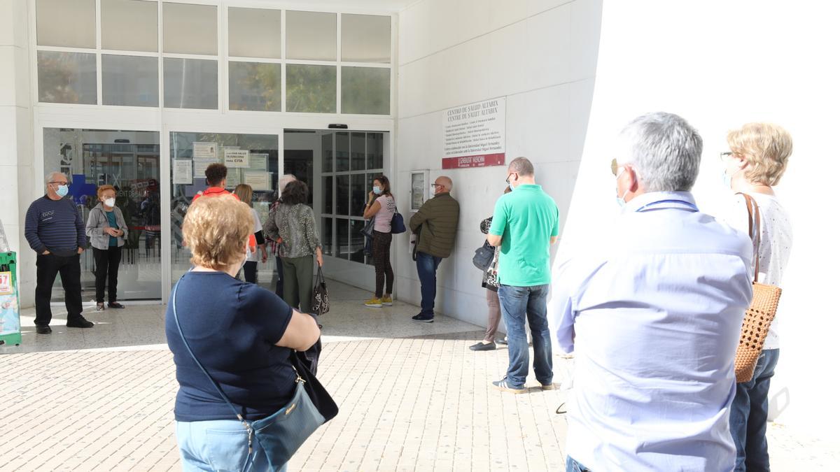 Colas en un centro de salud de Elche.