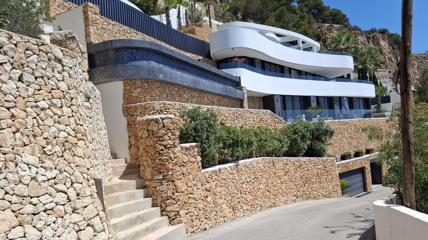 Pública y secreta: Xàbia recupera una escalera del acantilado usurpada por un chalé de lujo