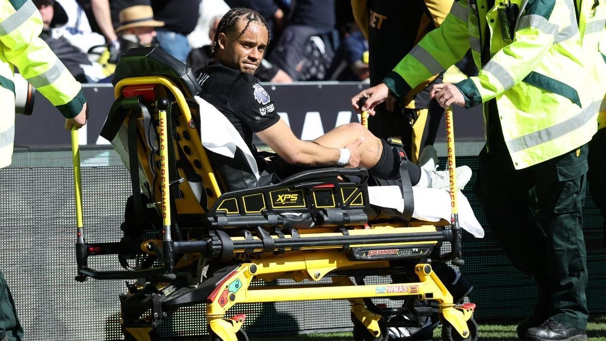Xavi Simons, retirado en camilla tras una lesión en la rodilla