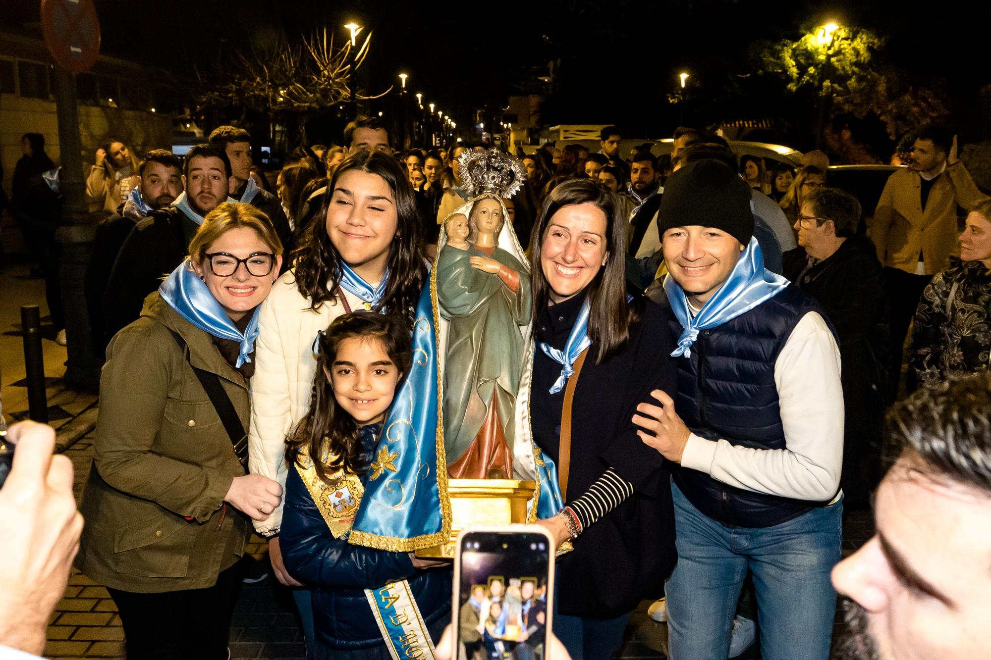 Devoción en Benidorm en la procesión de L'Alba