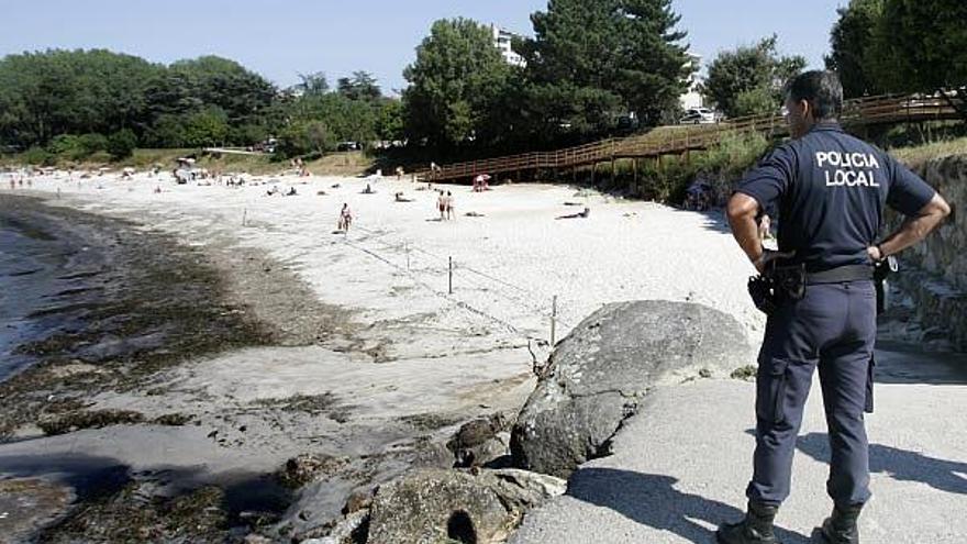 Agentes de la Policía Local acordonaron la zona de baño de la playa de Alcabre