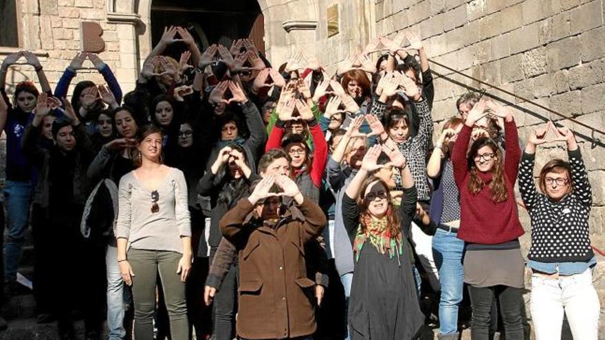 Diputades i militants de l&#039;esquerra anticapitalista en la protesta d&#039;ahir a la plaça del Rei del Barcelona